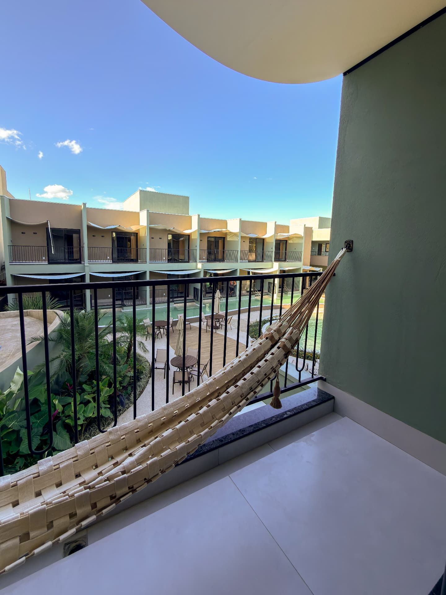 Rede na varanda da suíte com vista para a piscina e o jardim